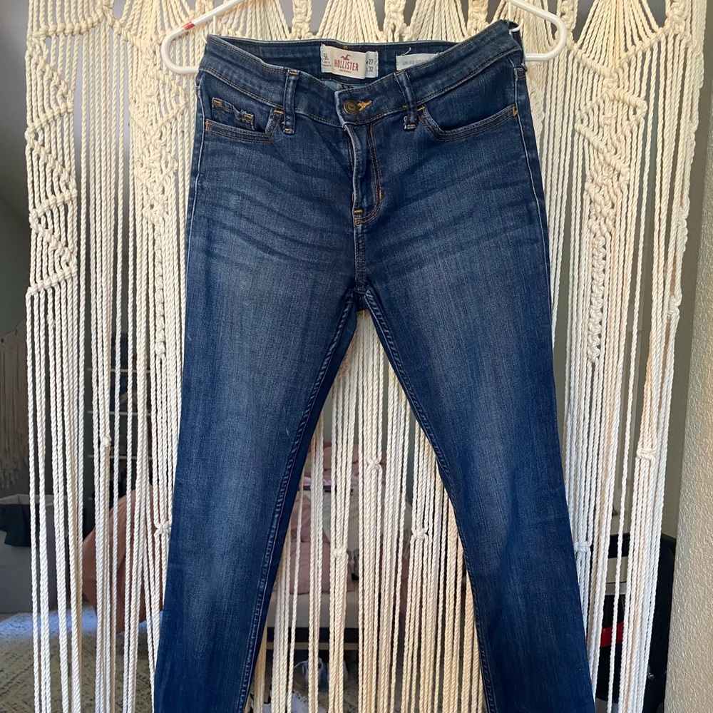 Hollister. 27/32